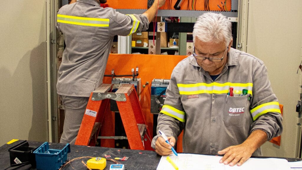 Funcionários da DBTEC trabalhando nos Painéis Elétricos.