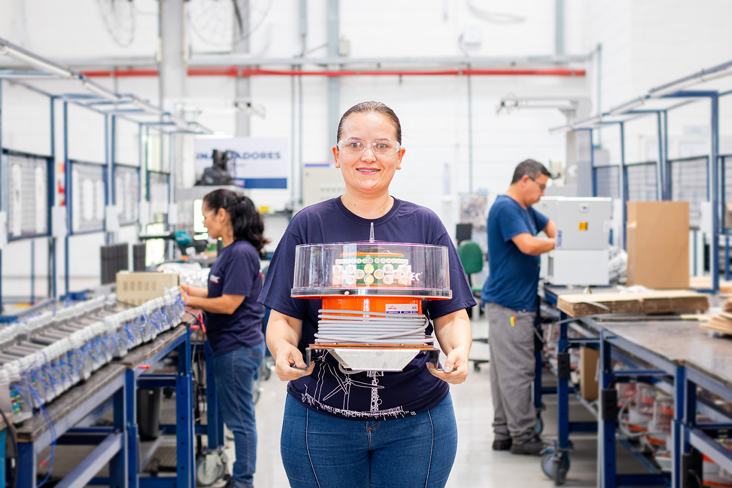 Funcionária da DBTEC segurando um dos Beacons.
