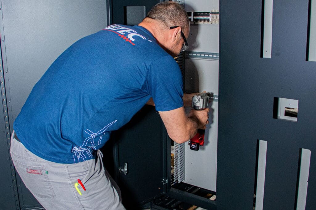 Colaborador representando Painéis Elétricos no setor portuário DBTEC.