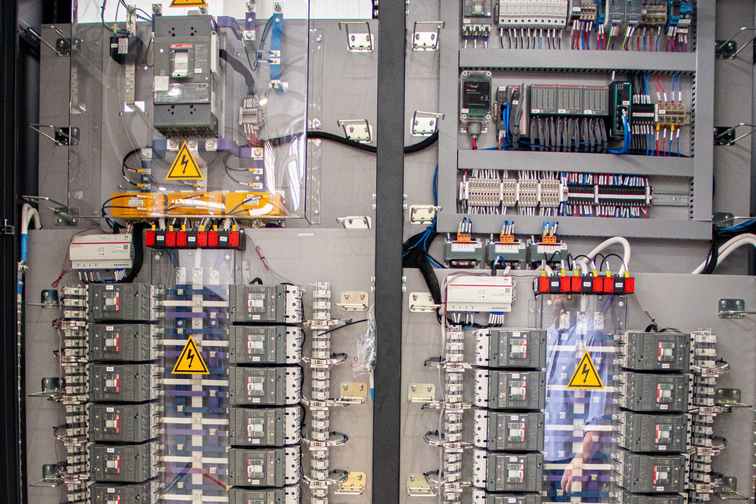 Painéis elétricos DBTEC.