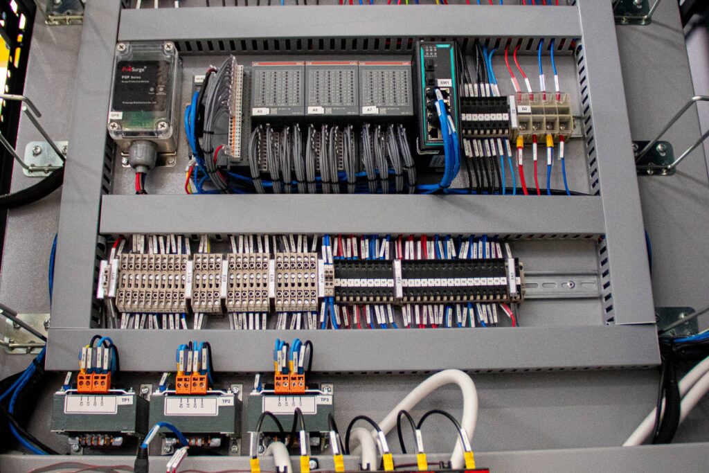 Painéis elétricos DBTEC em automação portuária.