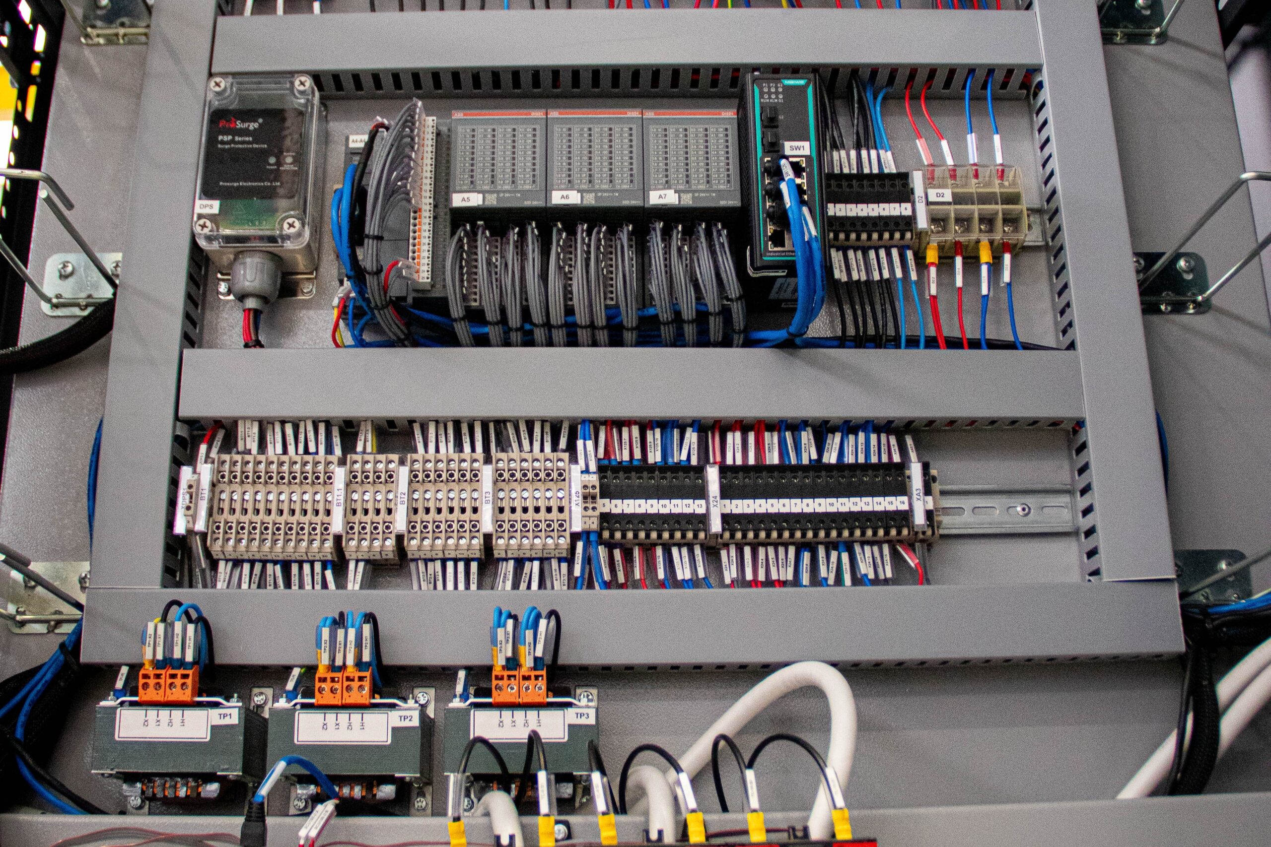 Painéis elétricos DBTEC em automação portuária.
