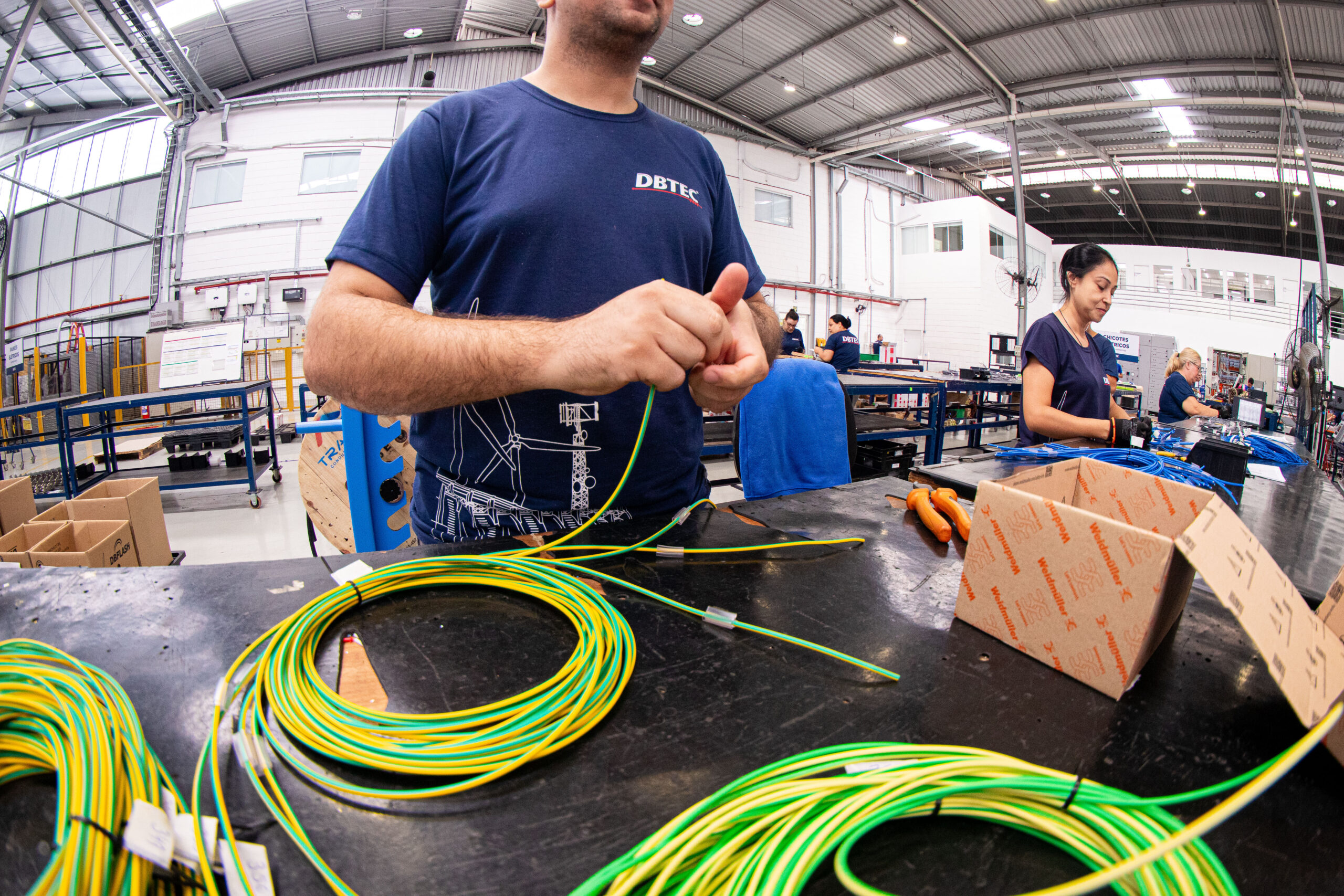 Funcionário da DBTEC trabalhando na gestão de saneamento.