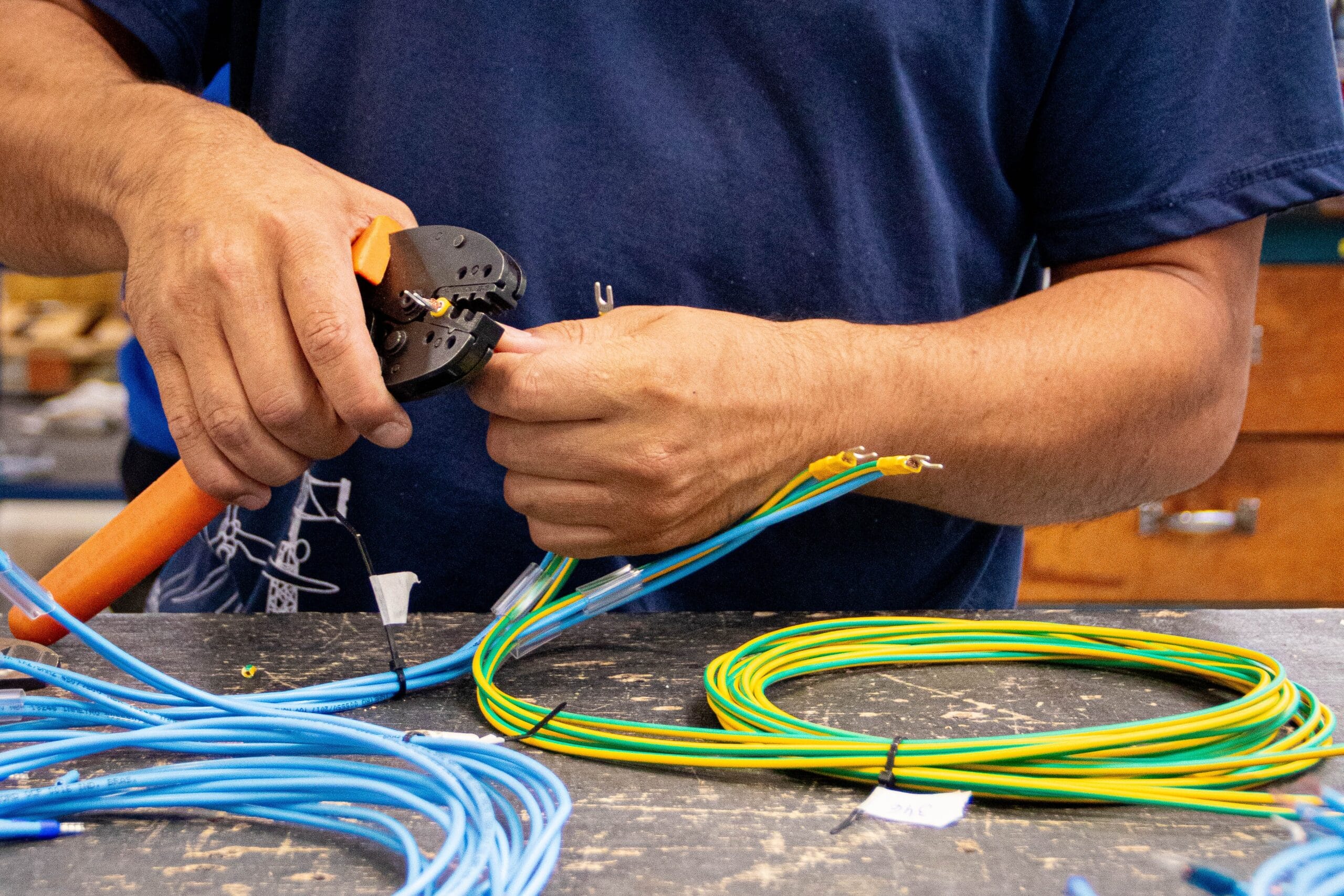 Chicotes elétricos da DBTEC sendo fabricados.