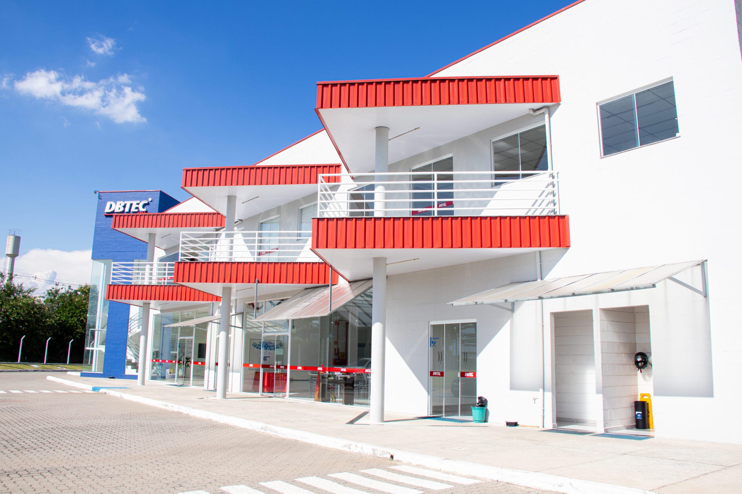 Fachada da DBTEC, empresa especializada em saneamento sustentável.